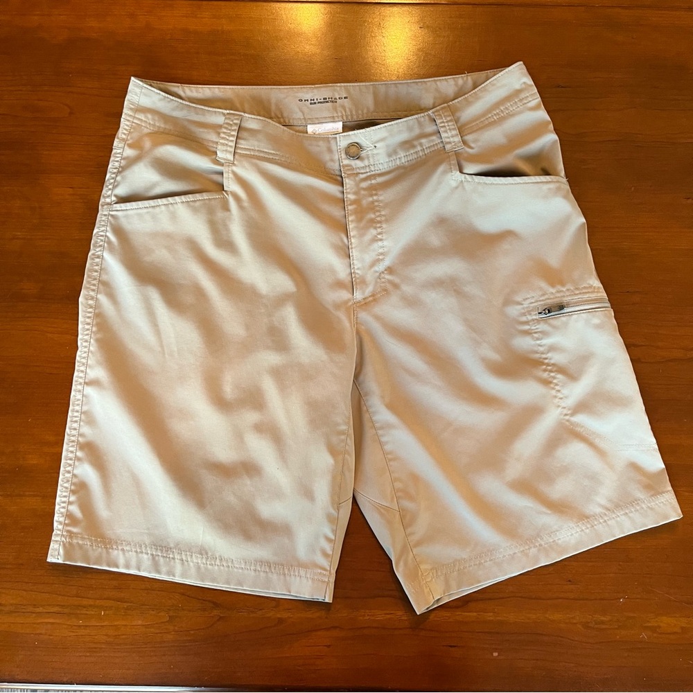 Columbia men’s khaki shorts Omni Shade Sun Protection LIghtweight sz 36